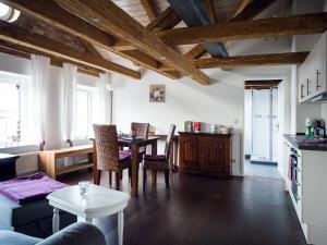 One-Bedroom Apartment room in Gut Royum