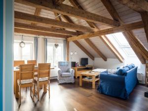 Two-Bedroom Apartment room in Gut Royum
