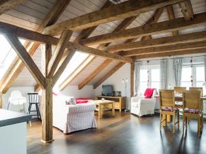 Two-Bedroom Apartment room in Gut Royum