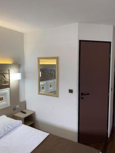 Hotels Kimotel Epone-Flins : Chambre Triple