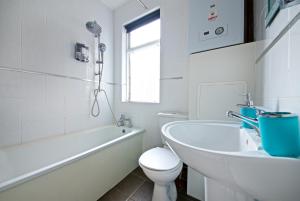 Apartment with Shower room in Liverpool City Stays - Lawrence Road BB1