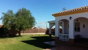 Casa con jardín privado cerca de la playa, para descansar y relajarse - Costa de Sanlúcar