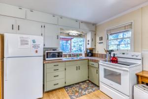 Woodland Cottage by the Sea