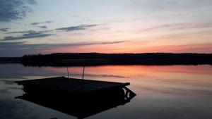 PlanB_Mazury_pl przyczepa kempingowa do wynajęcia nad brzegiem jeziora