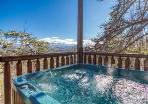 All About The View- Spacious Smoky Mountain Getaway Perfect for Families & Groups