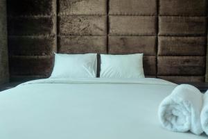 Good Location with Simply Furnished 1BR Apartment Woodland Park Residence By Travelio