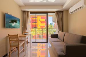 NaiHarn Sea Condo by Holy Cow, 1-BR, courtyard view