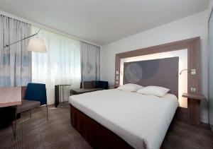 Standard Room with Queen Bed and Sofa room in Novotel London Tower Bridge