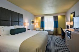 King Room with Roll-In Shower - Disability Access/ Non Smoking room in Holiday Inn Express & Suites Carlisle an IHG Hotel