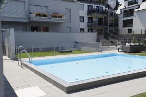 Red Flower Apartment with Pool - 5 min to Lake