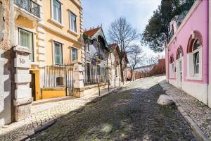 Distinct 2 bed in downtown with aircon