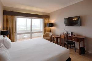 Classic Suite with Sea View room in Golden Tulip Porto Gaia Hotel & SPA