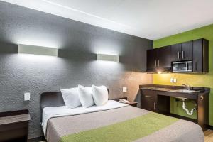Queen Room - Disability Access - Non-Smoking room in Studio 6-Indianapolis IN