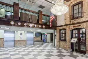 Howard Johnson by Wyndham Newark Airport - Newark