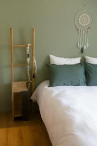 B&B / Chambres d'hotes Maison d'Hotes L'Etiquette : Chambre Double ou Lits Jumeaux - Vue sur Jardin