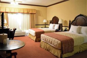 Queen Room with Two Queen Beds - Disability Access room in Folk Inn Ontario Airport