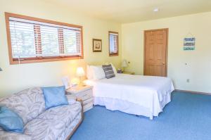Queen Room room in Sea Treasures Inn