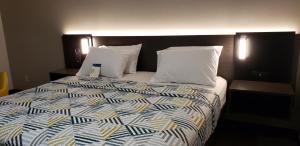Deluxe King Room - Non-Smoking room in Motel 6-Kewanee IL