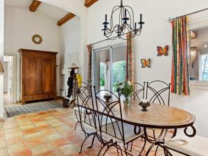 Villas Lavish Villa in Bagnols en For t with Swimming Pool : photos des chambres