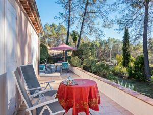 Villas Lavish Villa in Bagnols en For t with Swimming Pool : photos des chambres