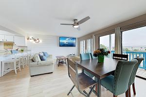 Two-Bedroom Apartment room in New Listing! Gulf-View Condo: Heated Pool Hot Tub condo