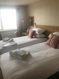 Twin Room with Sea View room in Monarch Hotel