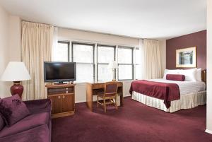 Junior Suite room in Murray Hill East Suites