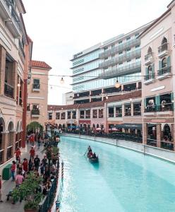 Morgan Suite BGC across5 Venice Canal Mall free Pool gym