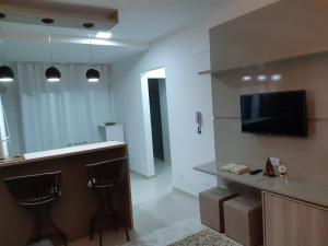 Apto 2 quartos a 350 metros da praia, churrasqueira na varanda, wi-fi, piscina, garagem coberta,telas de proteção, quadra beach tênis