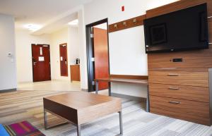King Suite room in Holiday Inn Express Hotel & Suites Albany an IHG Hotel