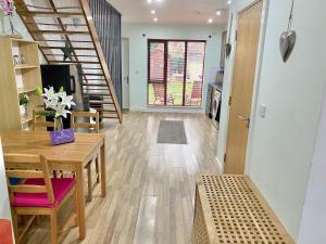 Spacious 5 bed townhouse Manchester, Salford Qauys - Two Bedroom with Parking