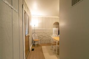 Downtown 2 Bedroom Cottage, Sleeps 6, Walking Distance to Honeywell, Downtown Restaurants, Shopping