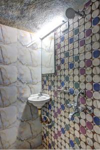 Sunshine Backpackers, Airport