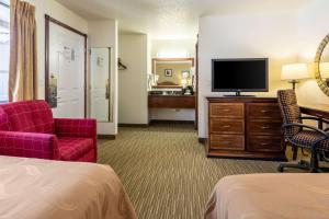 Economy Queen Room with Two Queen Beds - Non-Smoking room in Quality Inn Keystone near Mount Rushmore
