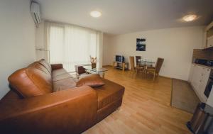 Holiday and Orchid Fort Noks Apartments