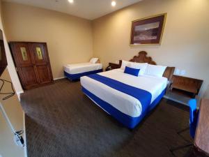 Junior Suite room in Colony Inn