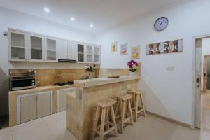 Villa Cathy, Seminyak - Modern 3 Bedroom Pool Villa!