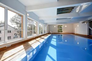 Apartament 2B Niebieskie Apartamenty Poddąbie z basenem krytym, odkrytym, salą zabaw, animacjami