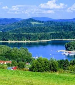 KICZARA Pokoje Na Punkcie Widokowym w Polańczyku z widokiem na Jezioro Solińskie i góry