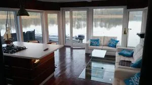 Dom na wodzie nad Jeziorem Krzywe - 佩茨基