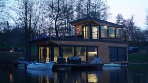 Dom na wodzie nad Jeziorem Krzywe