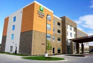 Holiday Inn Express & Suites Omaha - Millard Area by IHG - Green Meadows