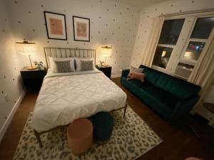 Apartment room in Gorgeous Studio in Beverly Boulevard Sleeps 4