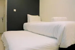 Modern and Full Parquette Studio Springlake Summarecon Bekasi Apartment By Travelio - Rawabugel