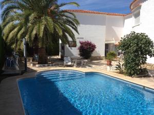 Spacious family home with Airco, private 5x10m pool, sandy beach 300m, free WiFi