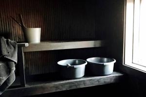 H A R R B Å D A - kaksi mökkiä merenrannalla