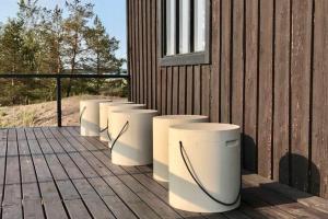 H A R R B Å D A - kaksi mökkiä merenrannalla