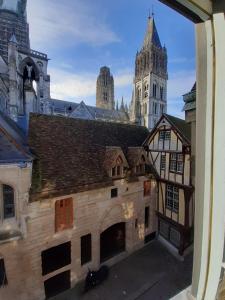 Appartements F2 de charme au coeur de Rouen, vu unique sur la cathedrale : photos des chambres