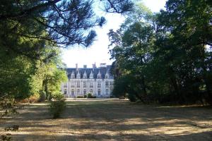 Appartements Charmant STUDIO au Calme Tout Confort Dans Chateau Neo Gothique proche ZENITH COMET ORLEANS Parking Voiture Gratuit WIFI Haut Debit Rue des Montees : photos des chambres