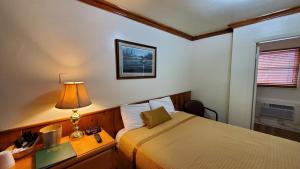 Queen Room room in Kernville Inn